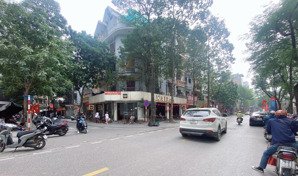 chính chủ cho thuê nhà mặt phố lô góc nguỵ như,diện tích 200m2,mt 20m, giá thuê 170 triệu