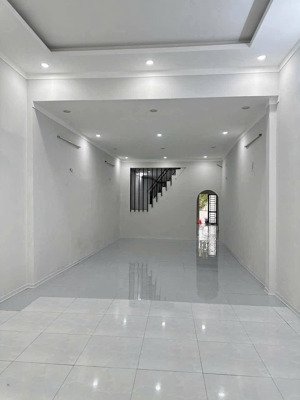 bán căn nhà kinh doanh mặt tiền trung tâm phố - diện tích 160m2 - full thổ cư - nở hậu - giá: 8,3 t