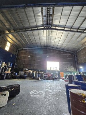 nhà xưởng kết hợp nhà lầu mặt tiền đường vườn thơm xã bình lợi bình chánh
dt : 970m ( 20m x 50m )