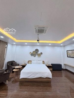 tòa nhà lô góc 8 tầng thang máy dòng tiền cho tây thuê gần hồ tây