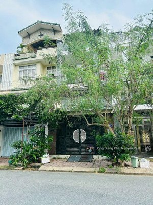 bán nhà 3 tầng trục chính kdc ngay liên phường giá 13 tỷ ngang 5m sổ hồng riêng. vị trí siêu hiếm