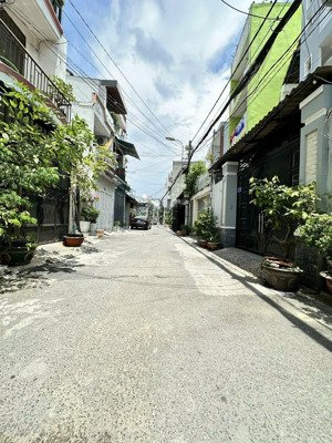 bán nhà 3 tầng, 5.6x20 113m2, chỉ 11.3 tỷ, hẻm 8m. khu đồng bộ hẻm 493 lê đức thọ, p16, gv