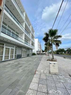 cho thuê nhà trệt 3 lầu + sân thượng mặt tiền đường song hành quốc lộ 1a - kdc hồng loan 5c