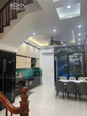 bán nhà 4 tầng hướng đông nam mặt đường ngô thì nhậm thái bình !!!