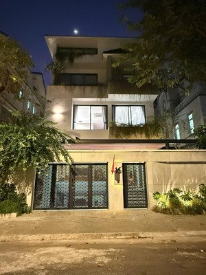 nhà siêu đẹp! chủ cần bán biệt thự kdc ven sông đường số 17 tân hưng quận 7. dt: 12x18m giá 60 tỷ