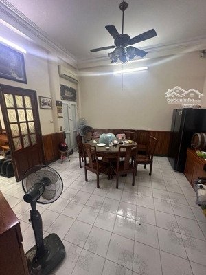 nhà dân gần lăng bác lô góc thoáng 80m mặt tiền 5.6m không quy hoạch.