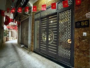 bán ccmn phố đê la thành. cách phố chỉ 40m. 17 phòng khép kín . doanh thu 100tr/tháng