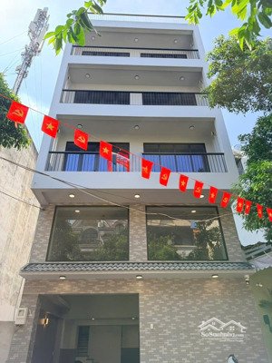 tòa nhà mới xây đường rộng 8m-- gần chợ căn cứ__diện tích:7x15m - 5 lầu sàn suốt (có thang máy)