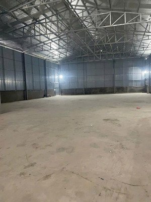 cự khối - kho 800m2 - mặt tiền 10m - 3 pha