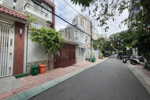 bán nhà sân vườn đường 62 thảo điền. dt: 6x25m. công nhận 150m2, 3 tầng, giá 32 tỷ