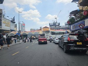 trung tâm quận 1 - đường thủ khoa huân, ngay cửa bắc chợ bến thành.