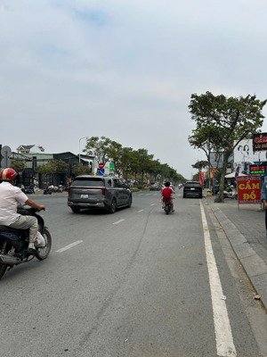 nhà 4.5 x 12m - xây 3 tầng - gần đường trần não - bán 11.9 tỷ