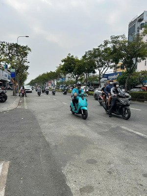 nhà 5 x 13m - xây 3 tầng khu đường trần não - gần chợ đo đạc - bán 15 tỷ