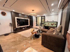 lô góc nhà nguyễn văn cừ -gara ô tô 40m, 7 tầng thang máy -full nội thất -3 phút lên cầu cd 14.xty