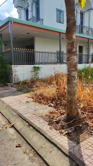 cần ra nhanh nền đất trong kdc, đường nhựa vỉa hè. gần kcn cầu tràm. giá 590tr/ 89m2 sổ hồng riêng