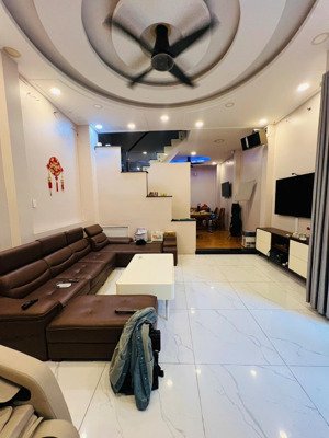 cho thuê nhà mặt tiền thụt tôn đản, quận 4