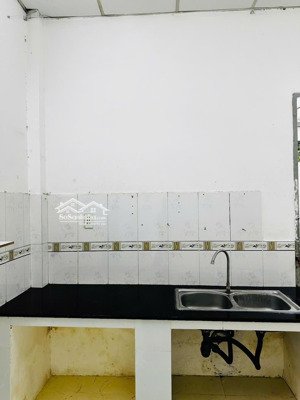 cho thuê nhà 100m² 2 phòng ngủ lớn, phòng khách rộng, nhiều cửa sổ thoáng mát