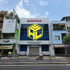 siêu phẩm ngay đèn đỏ 12*32/ dtsd 1000m2 vỉa hè 8m cực đẹp cho chuỗi thương hiệu - spa - thẩm mỹ