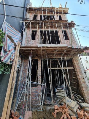 vĩnh ninh- nhà mới tinh đang hoàn thiện 60m5tầng có sân để xe thoáng trướcsau oto lùi cửahơn 6đồng