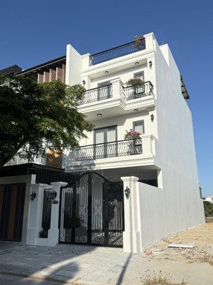 nhà tân cổ điển cực đẹp, 3.5 tầng , phòng ngủ rất rộng thoáng , giá đầu tư vị trí đẹp gói 5 mỹ gia