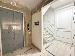 bán nhà, mặt phố hoàng ngân, cầu giấy, thang máy, thông sàn, phù hợp các loại hình kd.