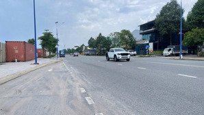 vị trí kinh doanh vip mọi ngành nghề diện tích 10x30= 300m2 , mặt tiền đường (võ văn kiệt)