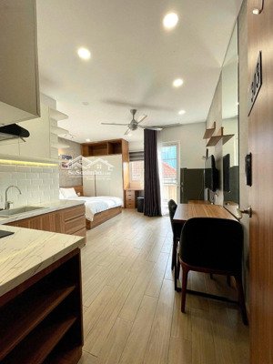 cho thuê căn hộ ban công nội thất gỗ siêu đẹp ngay đầu đường trần não