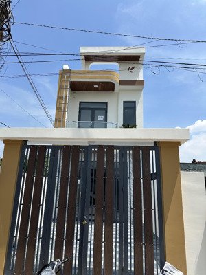 nhà hiện đại kế bên trường tiểu học tân triều, cách công an phường 500m, mặt tiền hương lộ 9