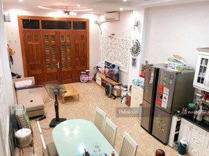 cho thuê nguyên căn 4 tầng nguyễn văn cừ- 36 m2- 3 ngủ đầy đủ đồ- 11tr/th gần cầu chương dương