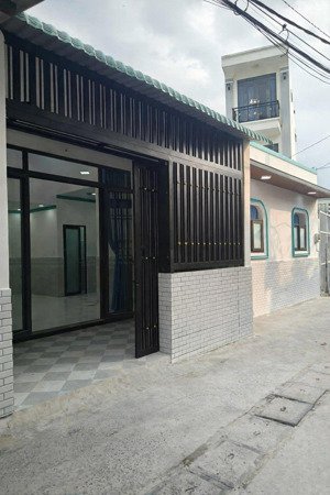 nhà mới 2 tầng ngay trung tâm hành chính hóc môn hẻm xe tải 6m diện tích: 10m x 12m