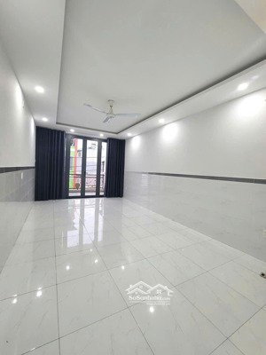 phòng ban công to,siêu đẹp,tách bếp,mới,full nội thất