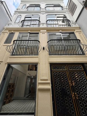 bán gấp chỉ 29 tỷ chdv 25 phòng 50m ra mặt tiền cmt8 q3 sát ga metro thu nhập 130tr/tháng