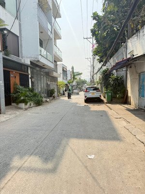 nhà mới 3 tầng gò ô môi ,ô tô ngủ trong nhà,phú thuận q7,vuông vức ,ngang đẹp 5m