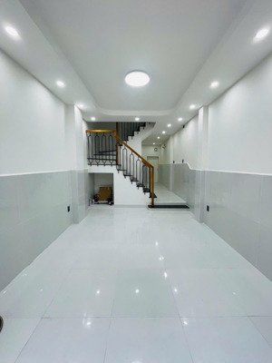 nguyễn văn cừ quận 1, hẻm gần 4m, dt 33m2 cn 28m2, 3 tầng 3pn chỉ 6tỷ hơn xíu