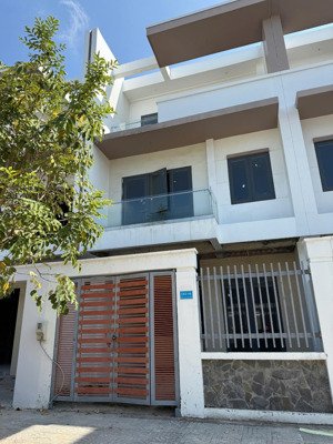 bán nhà phố lk2 tại bà rịa city gate, 6 tỷ vnd, 120 m2. lh e yến 