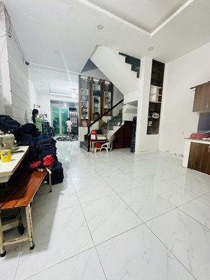 sát bên aeon tân phú - ngang 5m - đang cho thuê 10tr/tháng. hẻm xe tải cách mặt tiền 100m