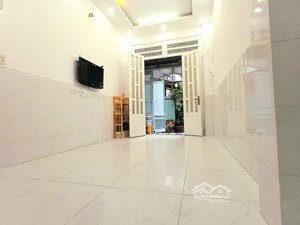 hxh nhà mới đẹp ở ngay trung tâm q 10 , 3 tầng btct , ngang 4m , 3 pn ,thông tứ tung, nhỉnh 7tỷ