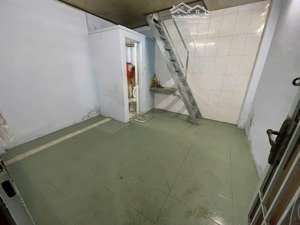 cho thuê nhà nhỏ 1 trệt 2 lầu ngay chợ hoa hồ thị kỷ, p1, quận 10. gía 6,5 triệu