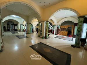 nhà biệt thự kiến trúc tân cổ điển điển, dt ;805m , mt 20m ,đường 15m ,thích hợp nghĩ dưỡng. vvv