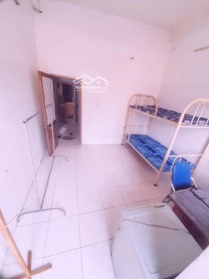 phòng trọ có ban công thoáng mát, đầy đủ tiện nghi