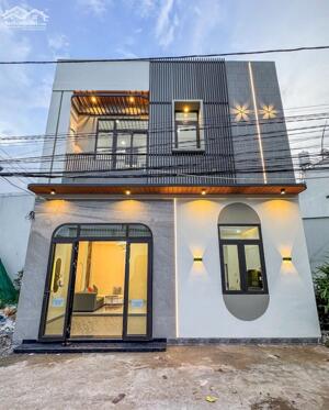 Nhà trệt lầu xây mới nằm sát mặt tiền đường Trần Vĩnh Kiết