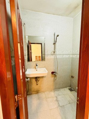 giáp q7, phòng 40 full nt, cửa sổ trời , có bếp, đường lớn, ko ngập , an ninh