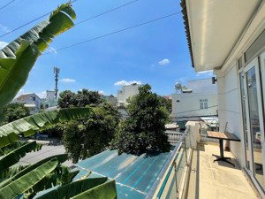 - giáp q7, phòng full nt, ban công, cửa sổ trời , có bếp, đường lớn, ko ngập , an ninh.