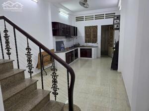 Cho nhà riêng khu bàn cờ 1 trệt, 3 lầu, 6p ngủ, 4wc, giá 18tr/th