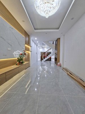 cần bán nhà vũ tông phan 40m2 6 tầng giá 10. tỷ nhà mới koog vị trí đi đâu cũng tiện oto vào nhà .