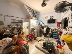 nhà q12- 1 lầu- ngay ngã tư ga - 3.5tr -ban công thoáng