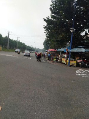 bạn lô đất góc d27 sát công ty đường đẹp nhất khu gần phường bình dương mới