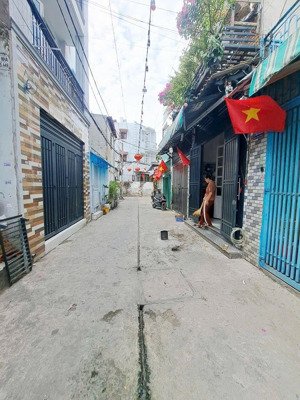 ha 200tr. đường 6m thông. dt 5x10. nhà 2 tầng - 2pn-2wc. ngay hương lộ 2 - giáp khu tên lửa. nhỉ