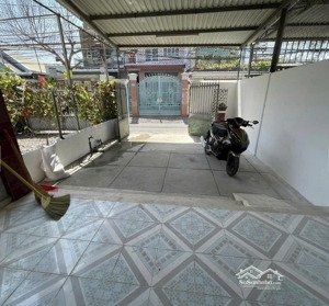 bán đất tặng nhà, gần chợ lý văn sâm, đường nhựa 6m thông, chỉ 4tỷ650