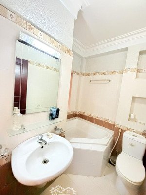 bán nhà phú nhuận hxh 65m2 5 tầng 6 pn chdv sát mt nguyễn công hoan 10.5 tỷ.